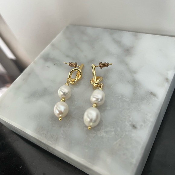 Real freshwater pearl earrings, held by a dainty gold knot, an elegant classic - Picture 3 of 5
